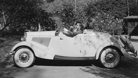 26th-September-1934-American-actress-Joan-Crawford-1904-1977-goes-for-a-drive-in-her-34-Ford-convertible.-1024x576